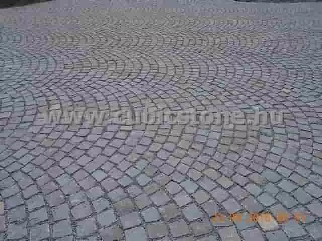 Andezit útburkoló kő - rendkívül megbízható és esztétikus választás bármilyen kültéri burkolathoz Andezit útburkoló kő ötlet - felülete enyhén érdes tapintású, nedvesség esetén is jól tapad