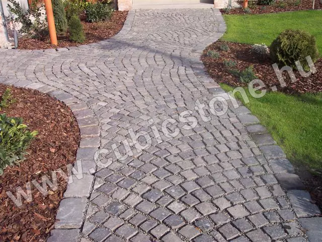 Bontott bazalt kockakő - rusztikus és modern környezetben egyaránt elegáns kontrasztot ad Bontott bazalt kockakő ötlet - tartósságával és klasszikus eleganciájával sokoldalú megoldás kültérben