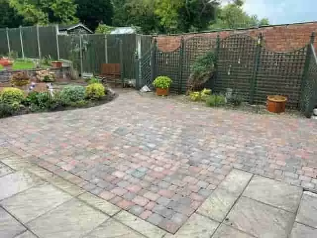 Bontott kiskockakő burkolat - helyszíni adottságokhoz és ízlés szerint variálható, bármely kültéri felületnél Bontott kiskockakő burkolat ötlet - kevésbé forgalmas, kerti utak burkolására ajánlott