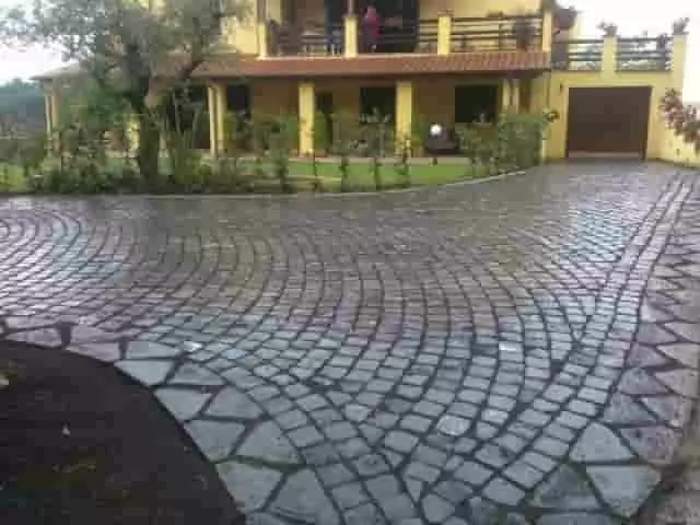 Garázsbejárat kiskockakövekből - kiválóan illeszkedik mind a hagyományos, mind a modern épületekhez, ha jó színt választ Garázsbejárat kiskockakövekből - időtlen és rusztikus, eleganciát és karaktert ad az ingatlannak