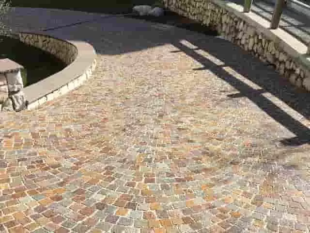 Íves porfir kockakő járda - biztonságos felület, gyalogos-, és kerékpáros forgalmat is elvisel Íves porfir kockakő járda - exkluzív karaktert ad a térnek