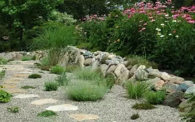 Kerti díszkő – funkció és dekoráció egyben kerti ágyásokhoz, utakhoz Kerti díszkő – vizuális hangsúlyt ad, javítja a vízelvezetést és védi a talajt