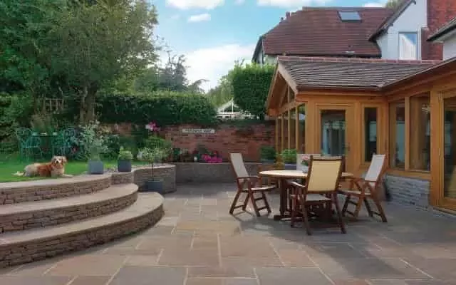 Kőburkolat kültérre – megbízható választás időjárásálló burkolatokhoz Kőburkolat kültérre – fagyálló, strapabíró és dekoratív megoldás teraszra, járdára