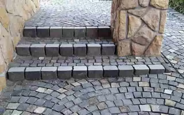 Kockakő – hagyományos, mégis modern útburkolat Kockakő – jól terhelhető, sokoldalúan használható természetes kő térburkolat