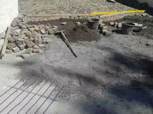 Kockakő lerakása - alkalmas gépjárműforgalmú utcák, terek burkolására Kockakő lerakása homok ágyra kültéren