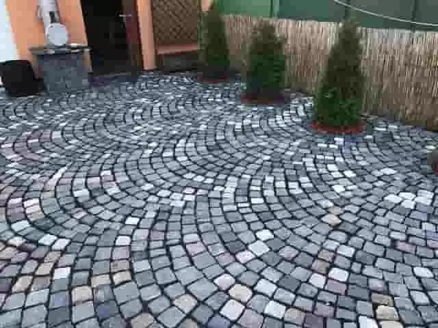 Mozaikos útburkolat kockakőből - a színes kövek anyagában színezettek, így a kopása nem szembetűnől Mozaikos útburkolat kockakőből ötlet - egyedi hangulat és identitás megteremtésére