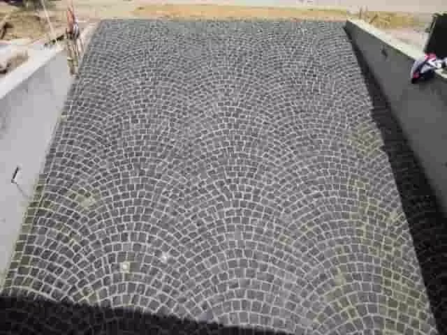 Műgyantás bazalt utcakövek - a gyomok egyáltalán nem tudnak benne megtelepedni és kihajtani Műgyantás bazalt utcakövek - ötlet rendkívül tartós, karbantartásmentes és esztétikus kültéri burkolati rendszerre