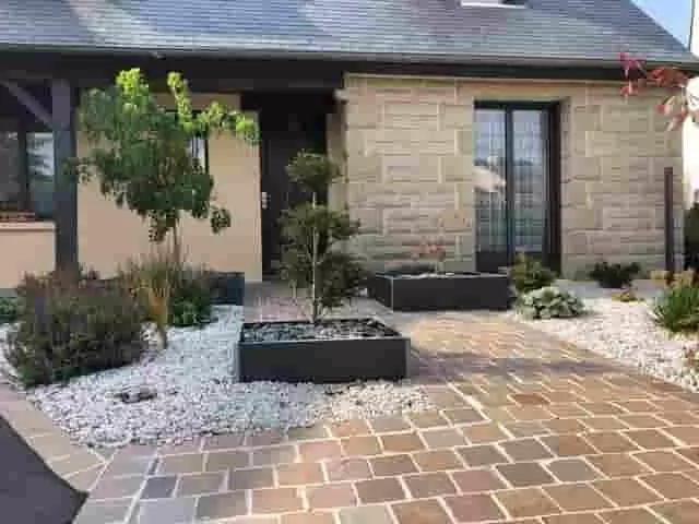 Nagykockakő burkolat - nem csak funkcionális felület, hanem barátságos, pihenésre invitáló tér is Nagykockakő burkolat ötlet - földszínű árnyalatai melegek, otthonosak és hívogatóak