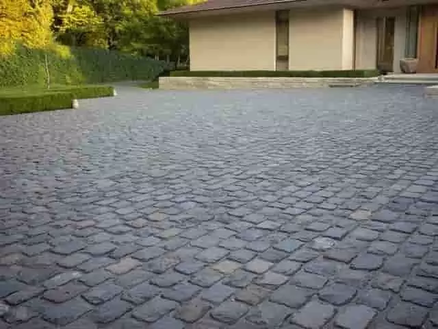 Parkoló macskaköves burkolata - egyszerre tartós, esztétikus és környezettudatos megoldás Parkoló macskaköves burkolata ötlet - magas nyomószilárdság, ellenáll a járművek súlyának és forgalmának